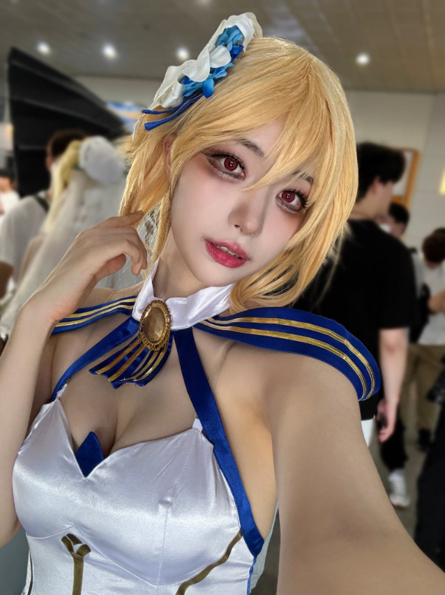 Gây sốt tại sự kiện mới đây, nữ cosplayer gợi cảm gây bão mạng, fan vẫn