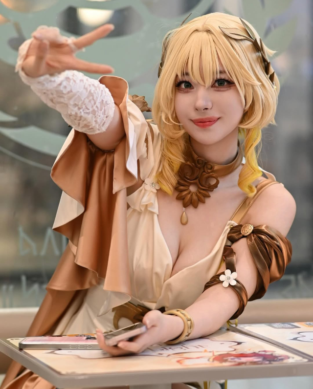 Gây sốt tại sự kiện mới đây, nữ cosplayer gợi cảm gây bão mạng, fan vẫn