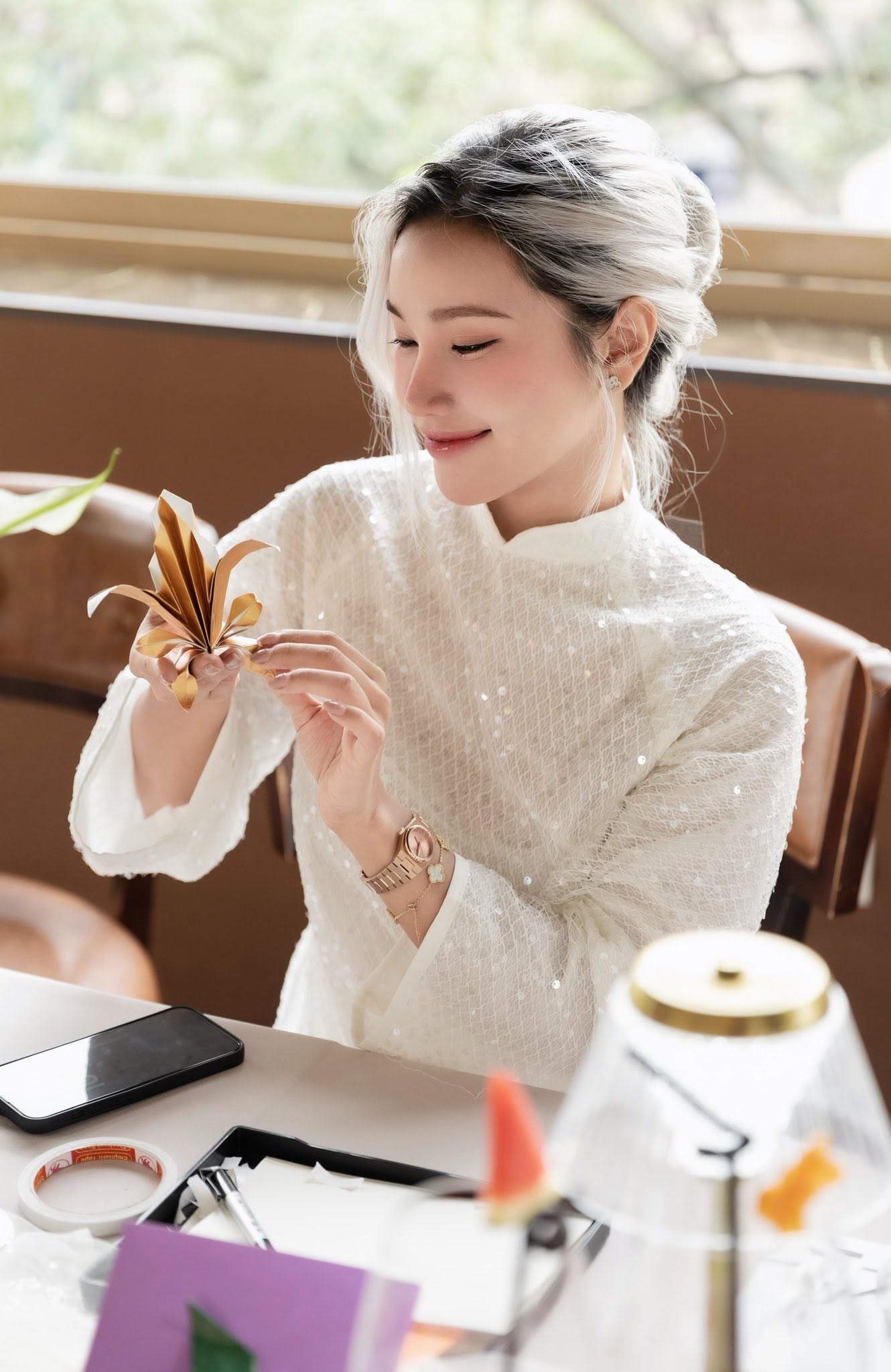 Hóa thiên thần giáng trần, nữ họa sĩ Gen Z gây bất ngờ lớn