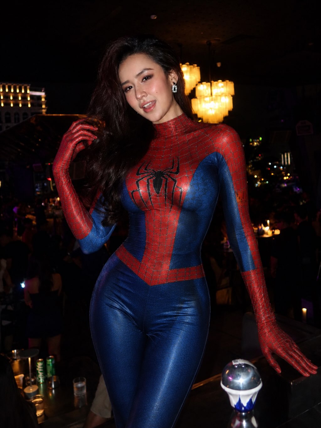 Hot girl show hẹn hò gây bão khi nhập vai Người Nhện,
