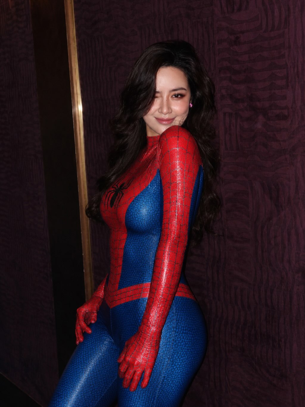 Hot girl show hẹn hò gây bão khi nhập vai Người Nhện,