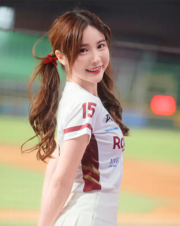 Check in Việt Nam trong kỳ nghỉ, hot girl cổ vũ nhận mưa lời khen vì quá xinh, follow tăng chóng mặt