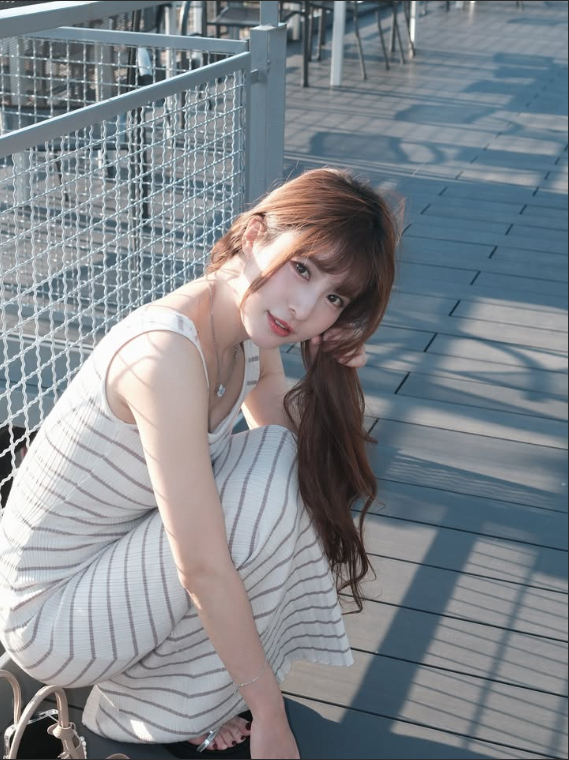 Check in Việt Nam trong kỳ nghỉ, hot girl cổ vũ nhận mưa lời khen vì quá xinh, follow tăng chóng mặt