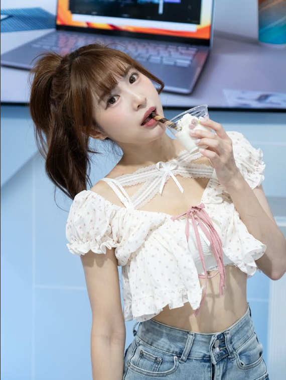 Check in Việt Nam trong kỳ nghỉ, hot girl cổ vũ nhận mưa lời khen vì quá xinh, follow tăng chóng mặt