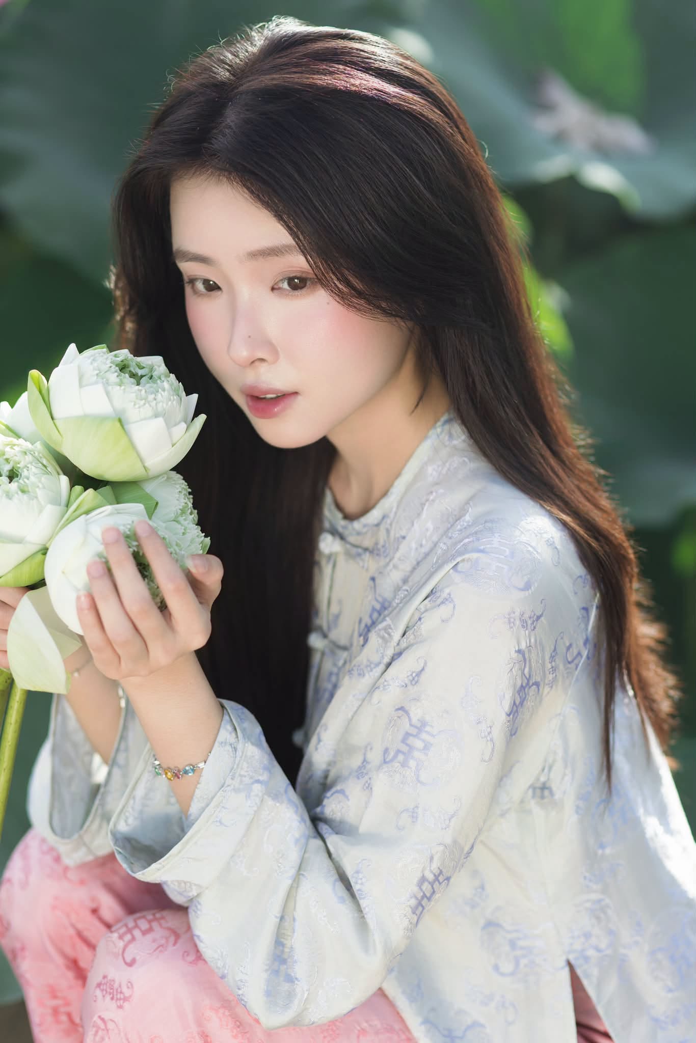 Thả hồn giữa đầm sen, hot girl Bạch Lưu Dương khiến CĐM u êm không lối thoát
