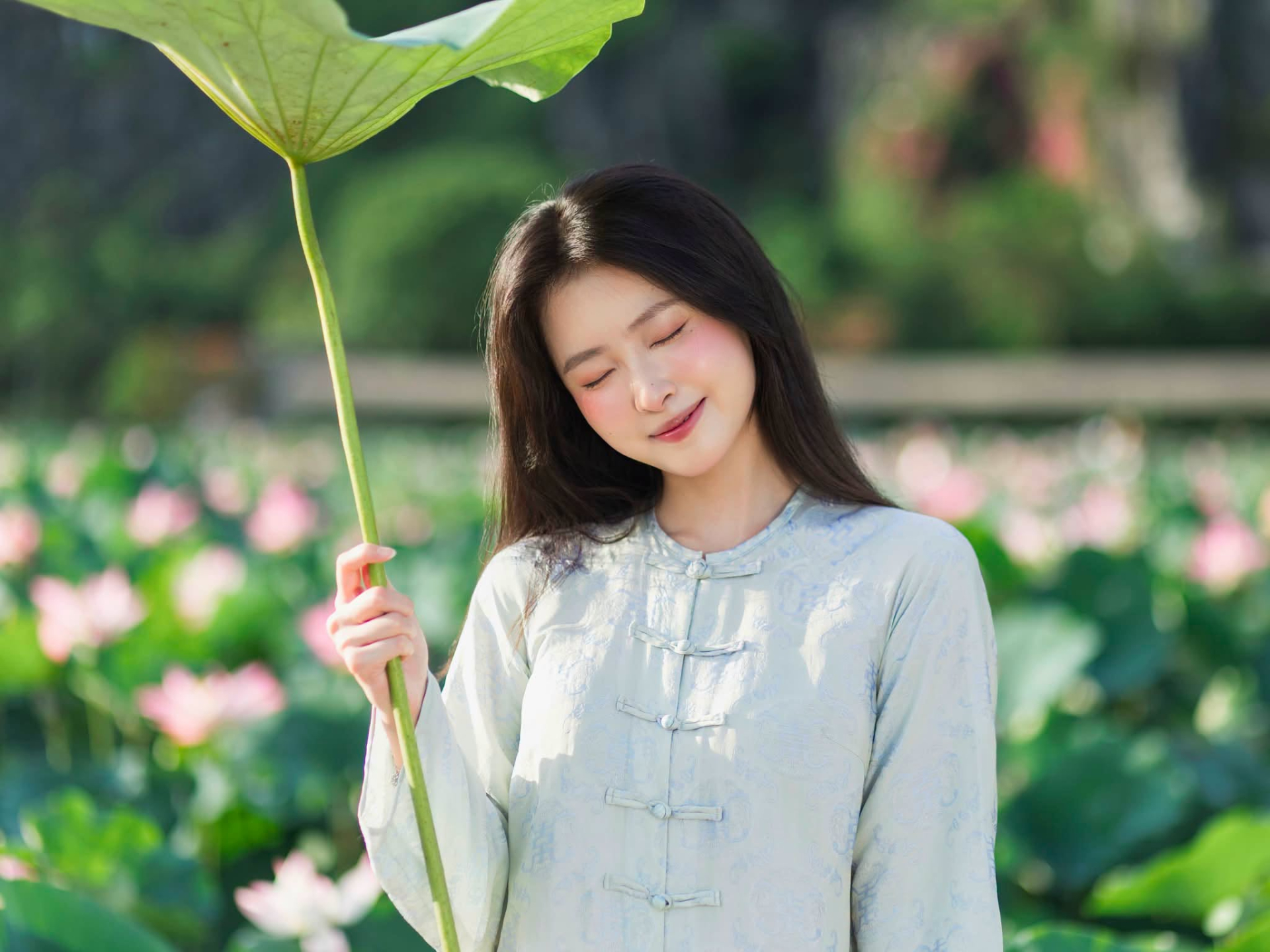 Thả hồn giữa đầm sen, hot girl Bạch Lưu Dương khiến CĐM u êm không lối thoát