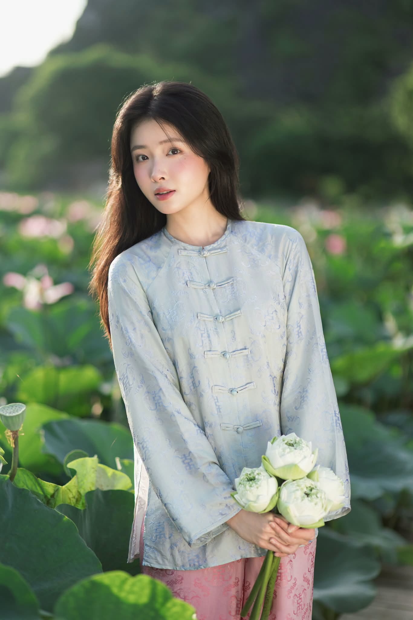 Thả hồn giữa đầm sen, hot girl Bạch Lưu Dương khiến CĐM u êm không lối thoát