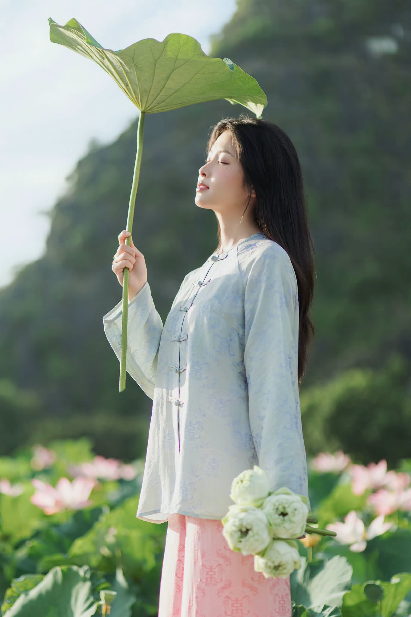 Thả hồn giữa đầm sen, hot girl Bạch Lưu Dương khiến CĐM u êm không lối thoát