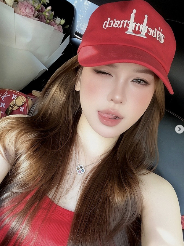 Chìm đắm trong trang cá nhân của hot girl Linh Slay, đúng nghĩa