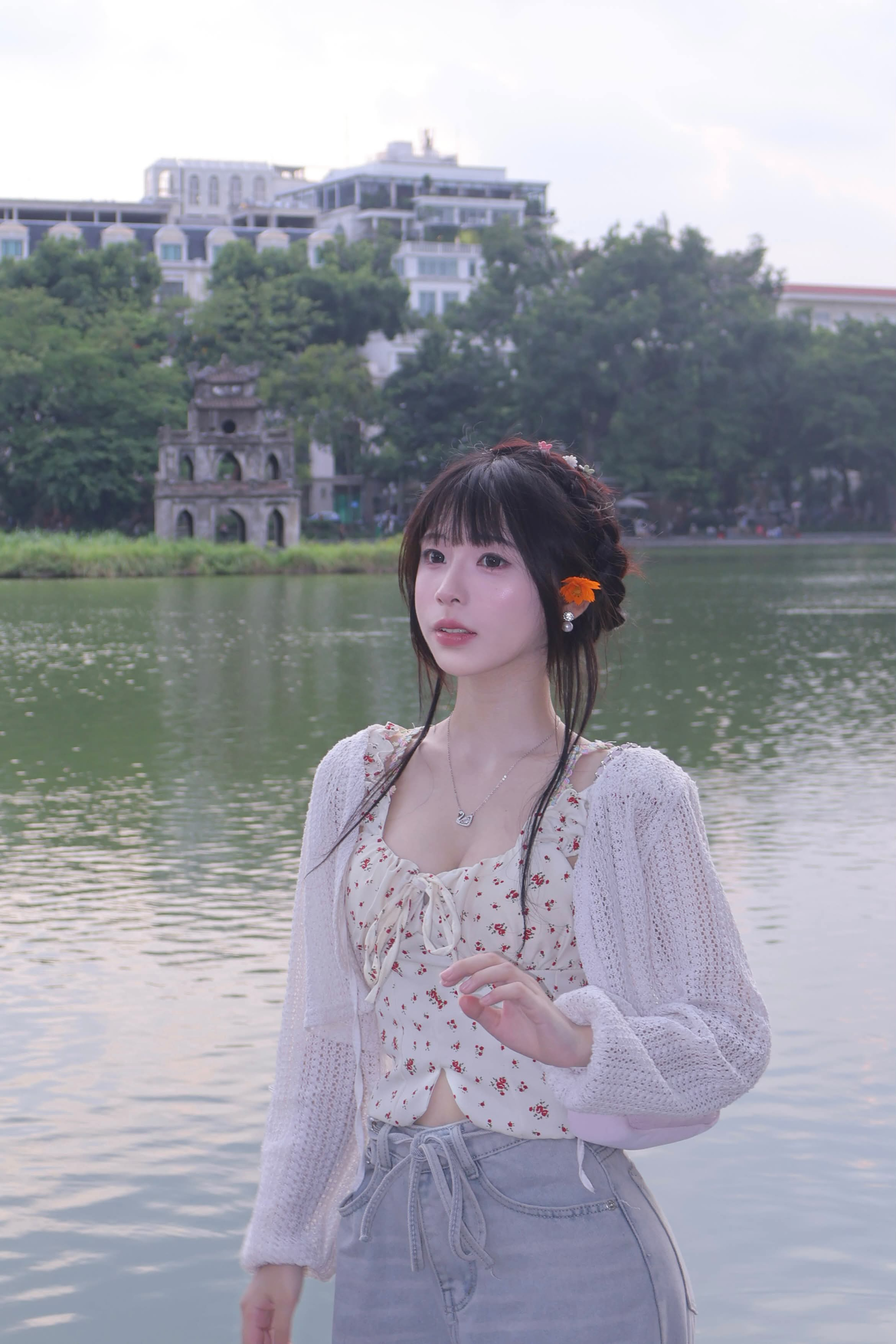 Chụp ảnh ở Hồ Gươm, bộ ảnh của cô nàng hot girl bất ngờ viral khắp MXH