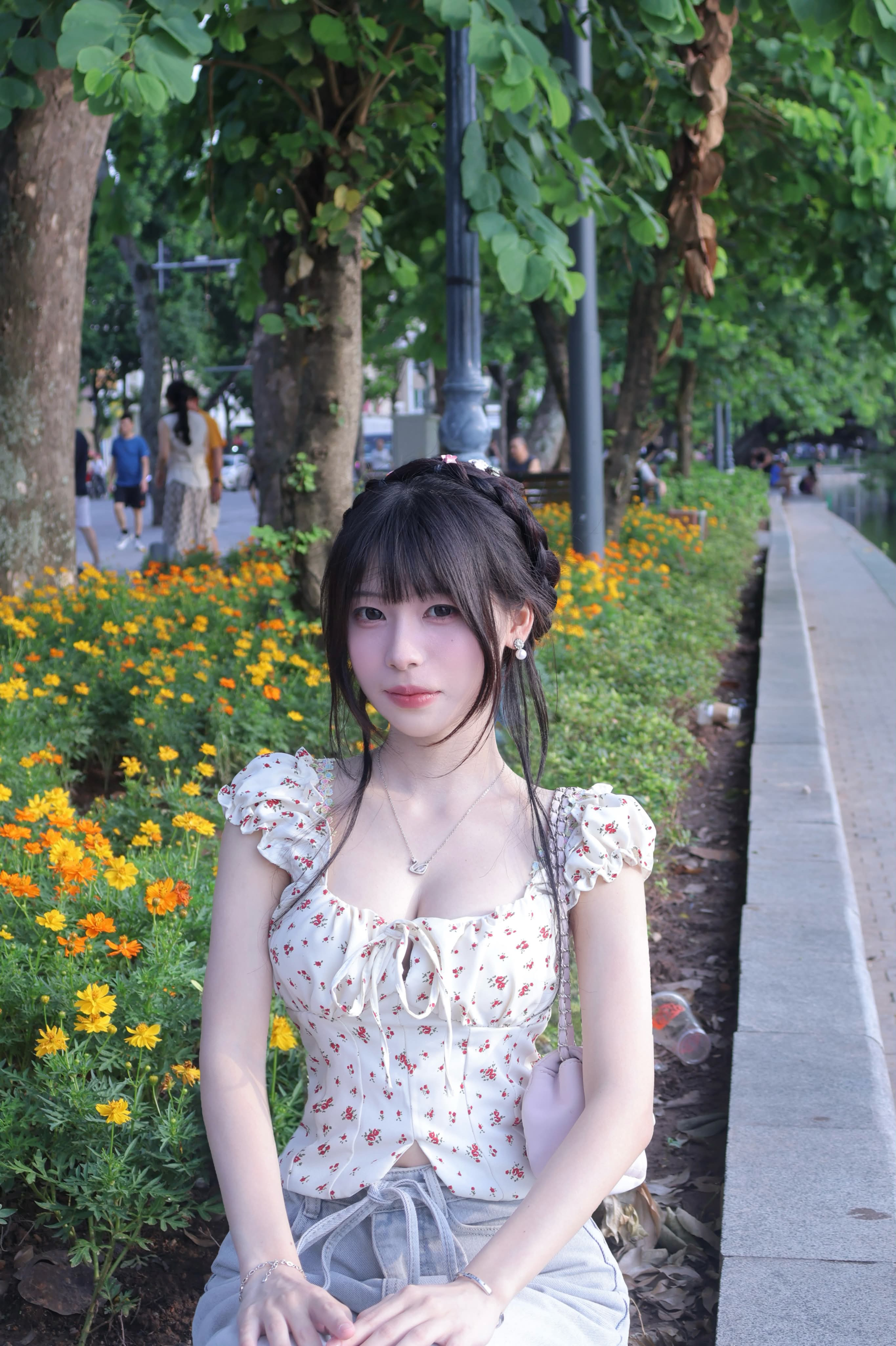 Chụp ảnh ở Hồ Gươm, bộ ảnh của cô nàng hot girl bất ngờ viral khắp MXH
