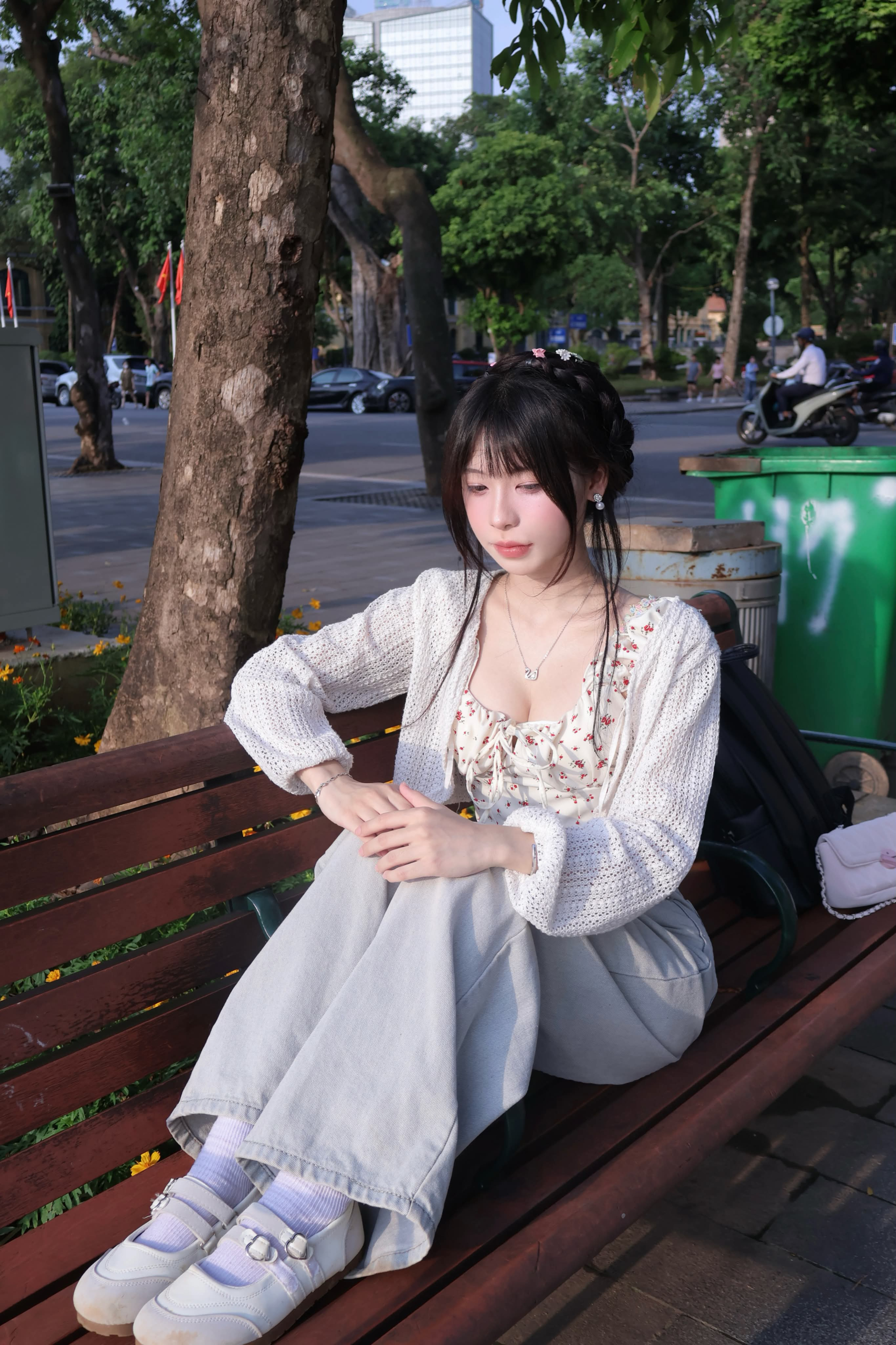 Chụp ảnh ở Hồ Gươm, bộ ảnh của cô nàng hot girl bất ngờ viral khắp MXH