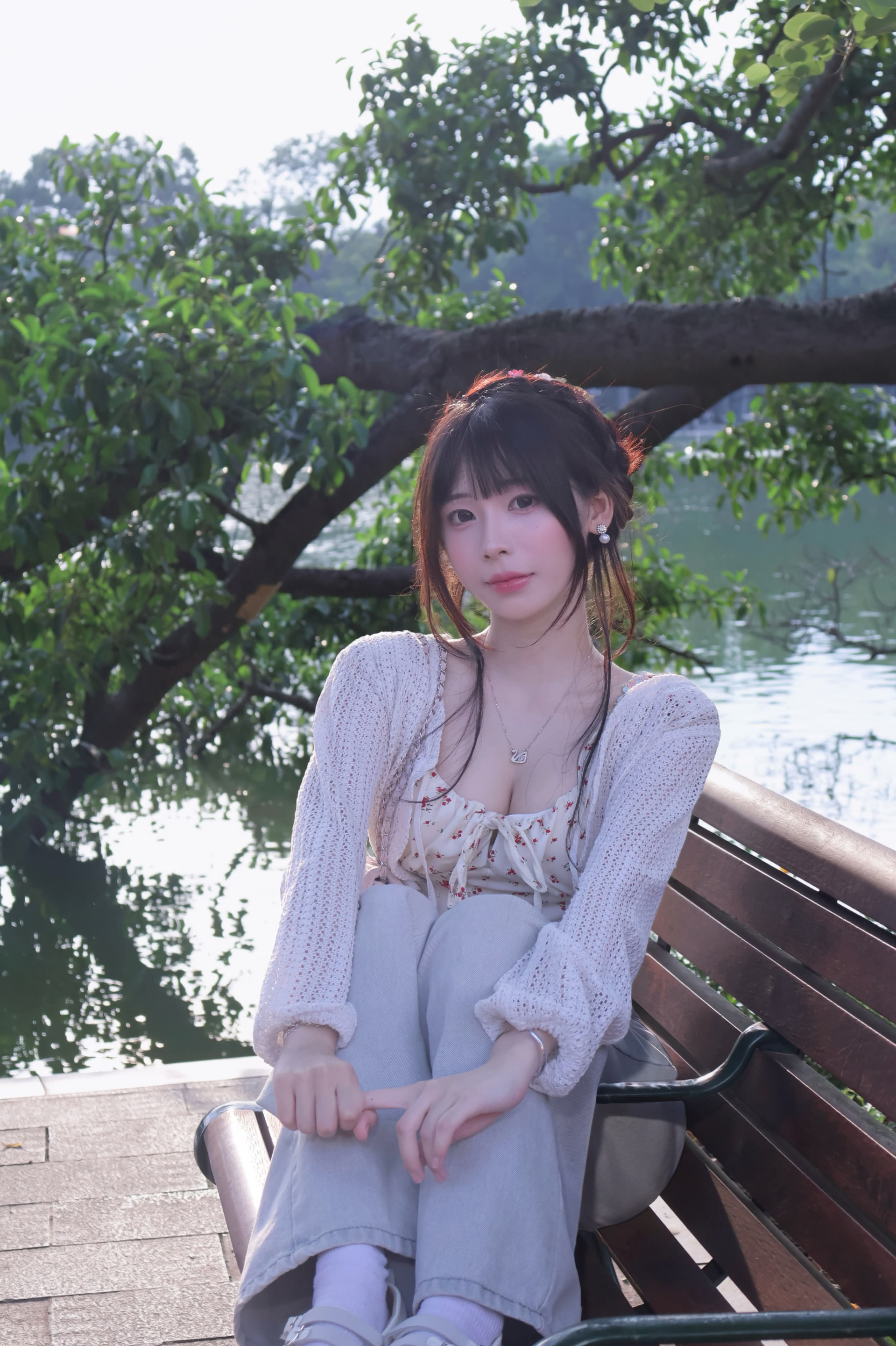 Chụp ảnh ở Hồ Gươm, bộ ảnh của cô nàng hot girl bất ngờ viral khắp MXH