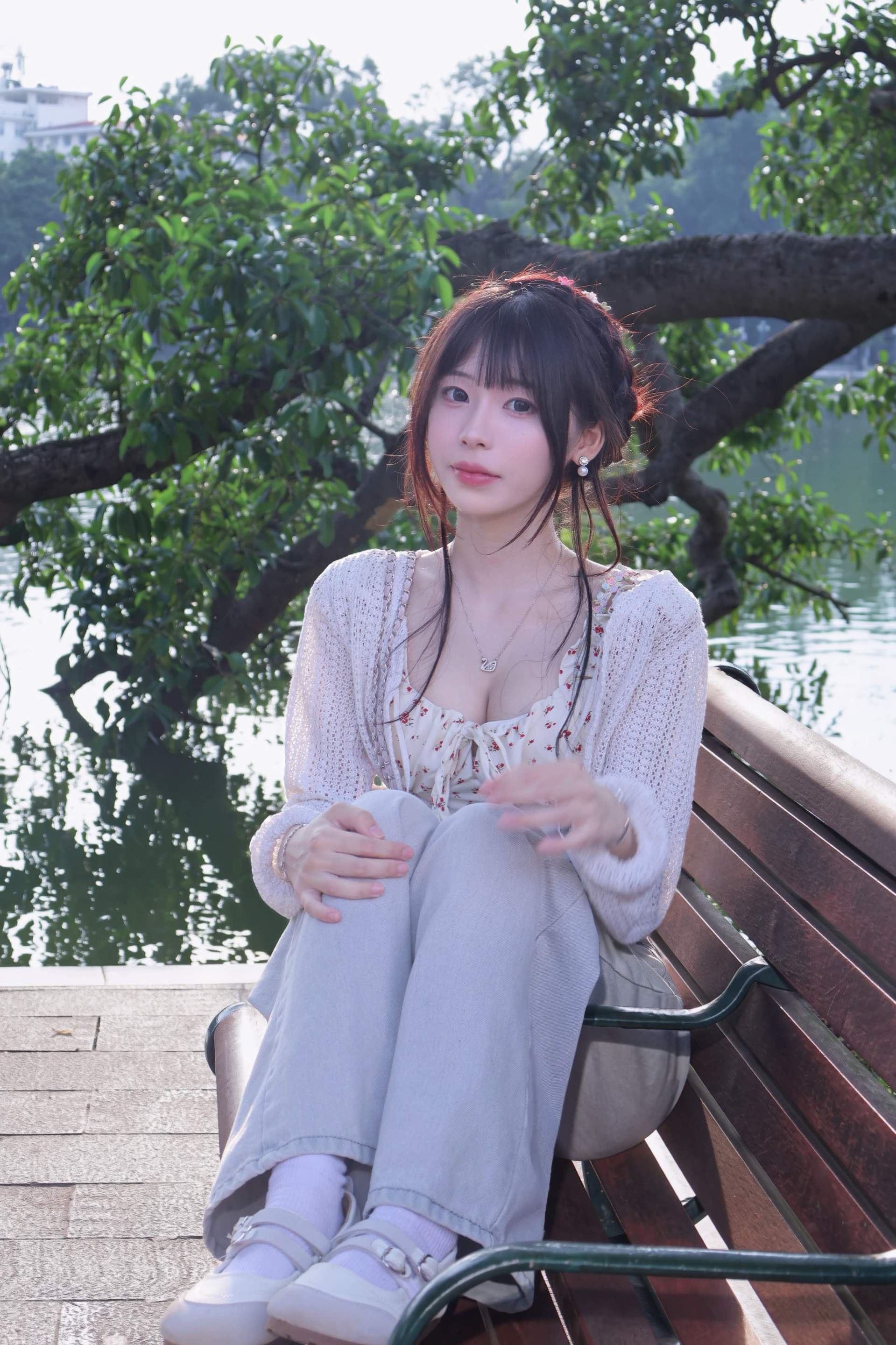 Chụp ảnh ở Hồ Gươm, bộ ảnh của cô nàng hot girl bất ngờ viral khắp MXH