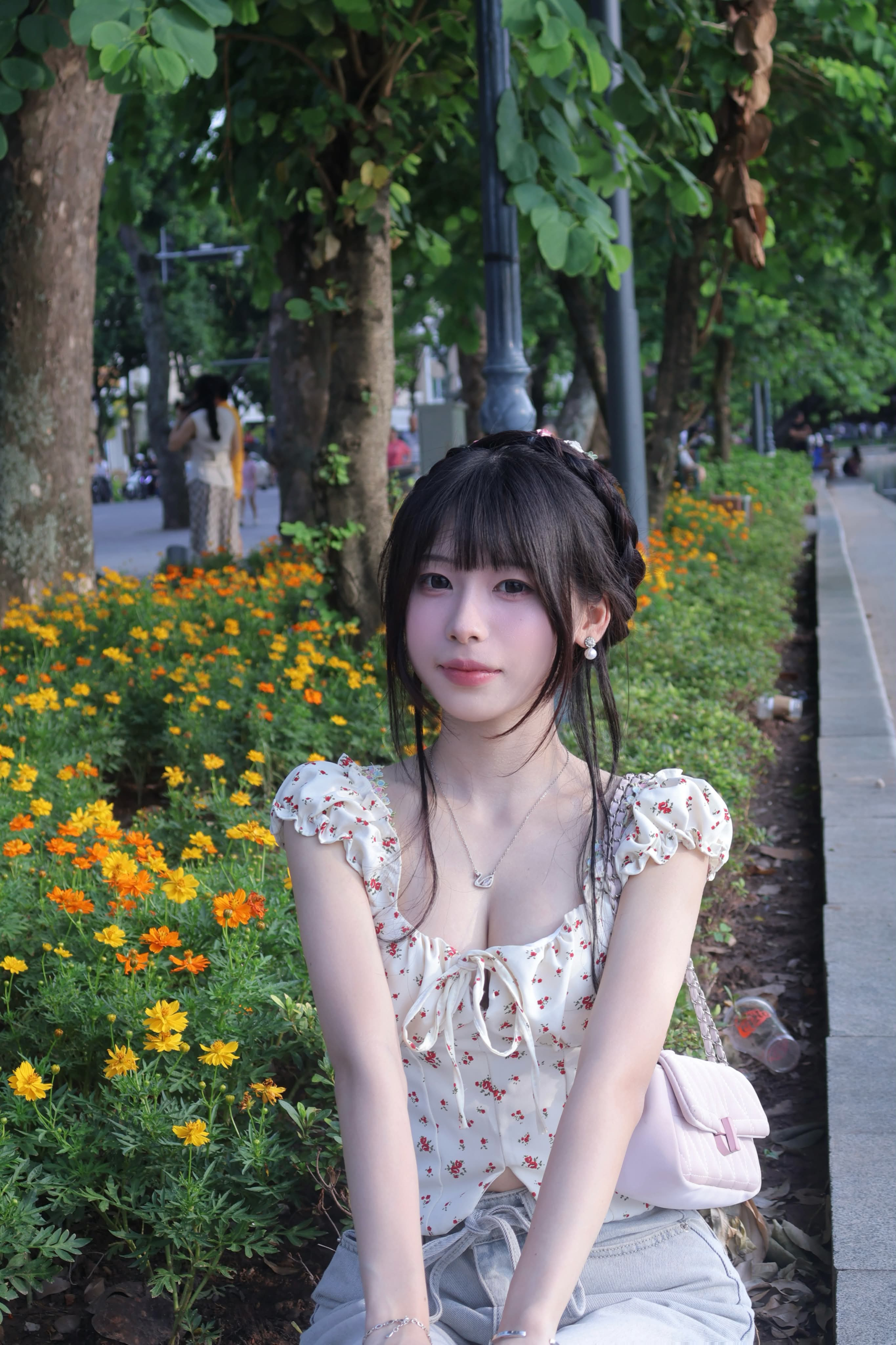 Chụp ảnh ở Hồ Gươm, bộ ảnh của cô nàng hot girl bất ngờ viral khắp MXH