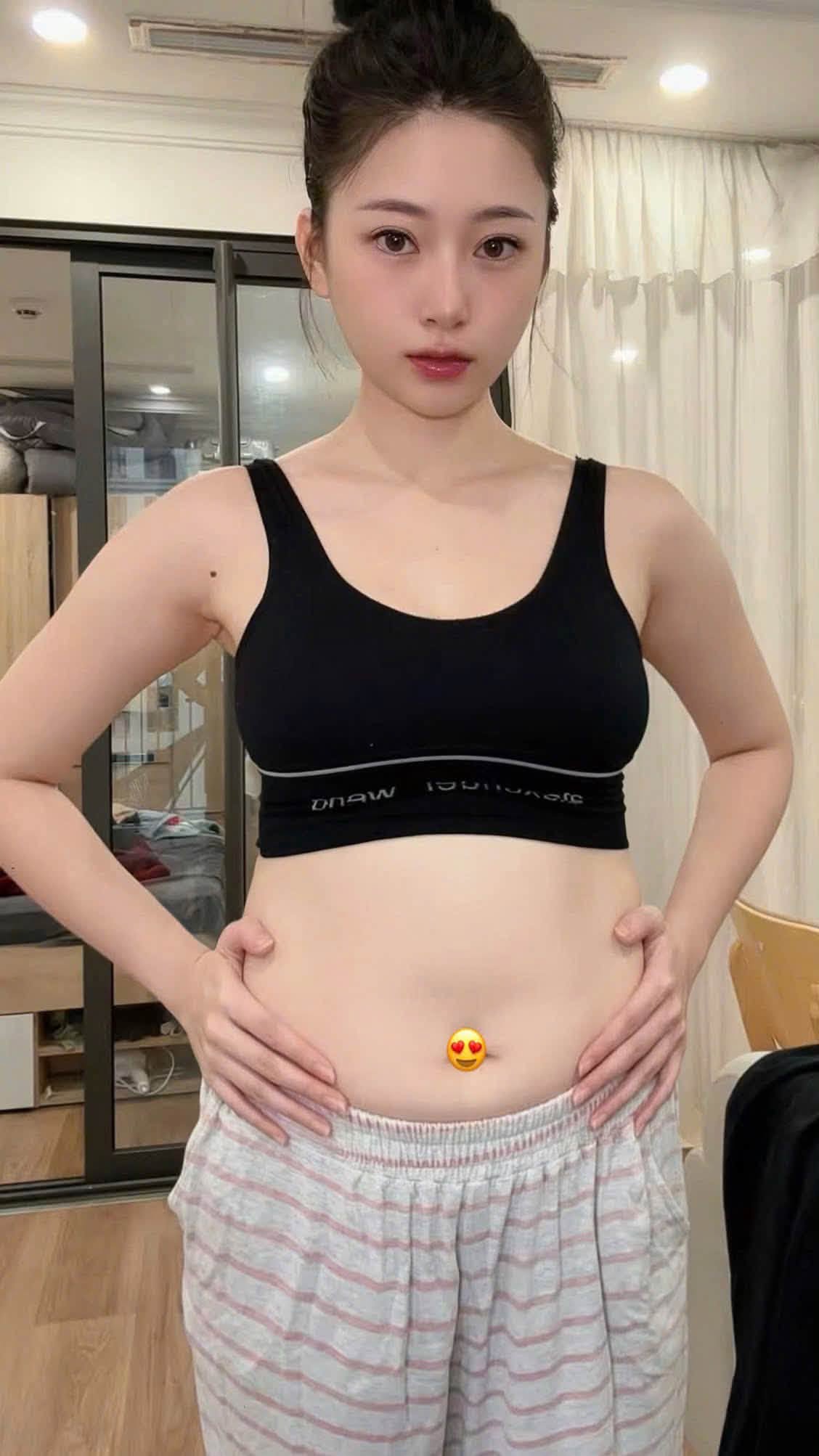 Gái xinh phấn khích công khai khoe số đo, màn