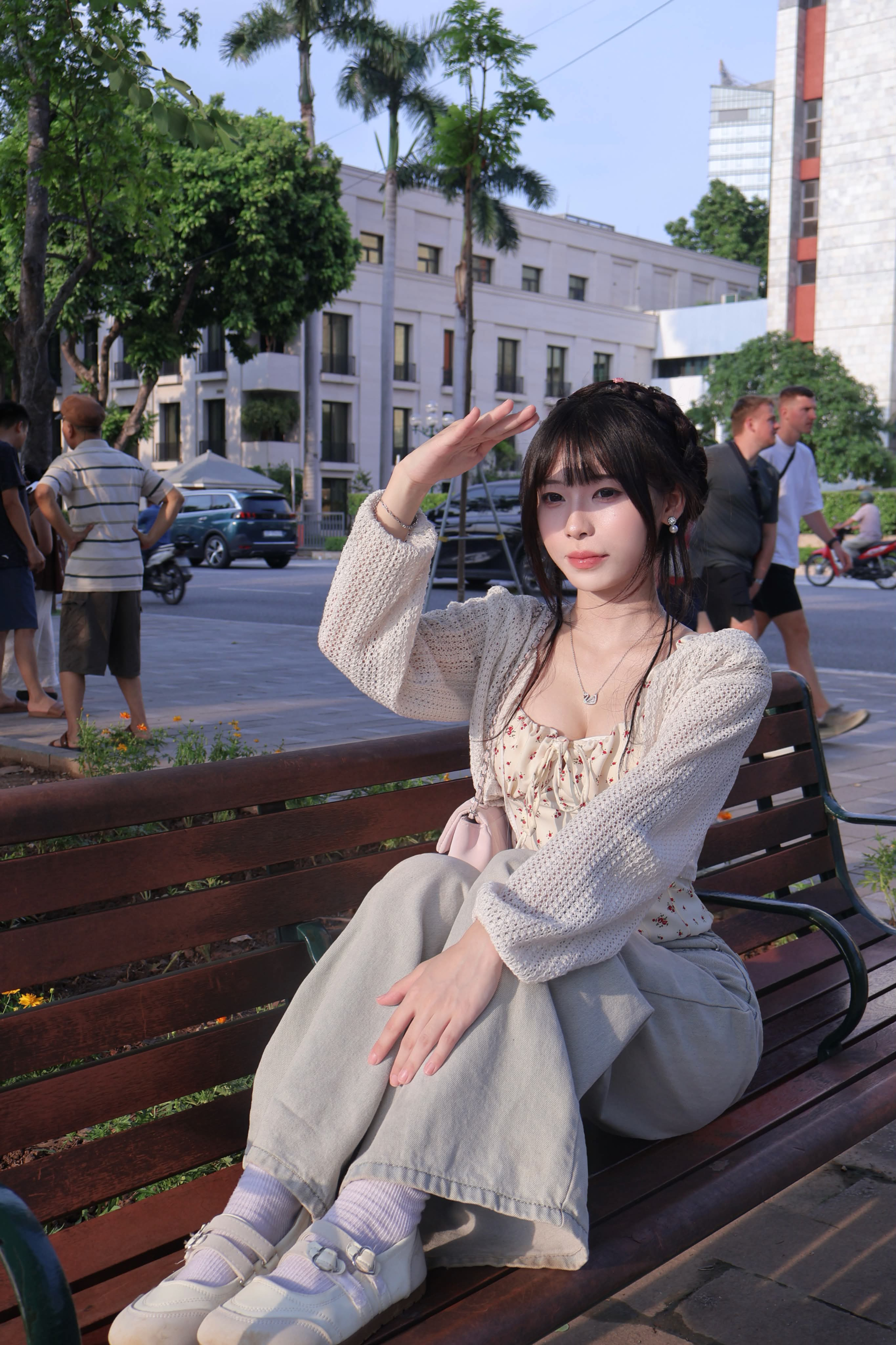 Chụp ảnh ở Hồ Gươm, bộ ảnh của cô nàng hot girl bất ngờ viral khắp MXH