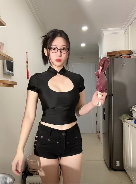 Gái xinh phấn khích công khai khoe số đo, màn