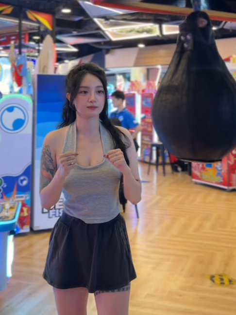 Chưa đến 30 giây, cô gái khiến hội anh em tự nguyện về đứng bếp