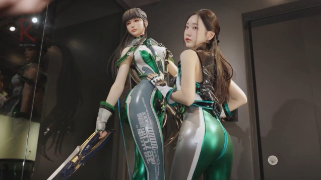 Tiếp tục đu trend người Nhện, hot girl gợi cảm bậc nhất làng game tiếp tục khiến fan 