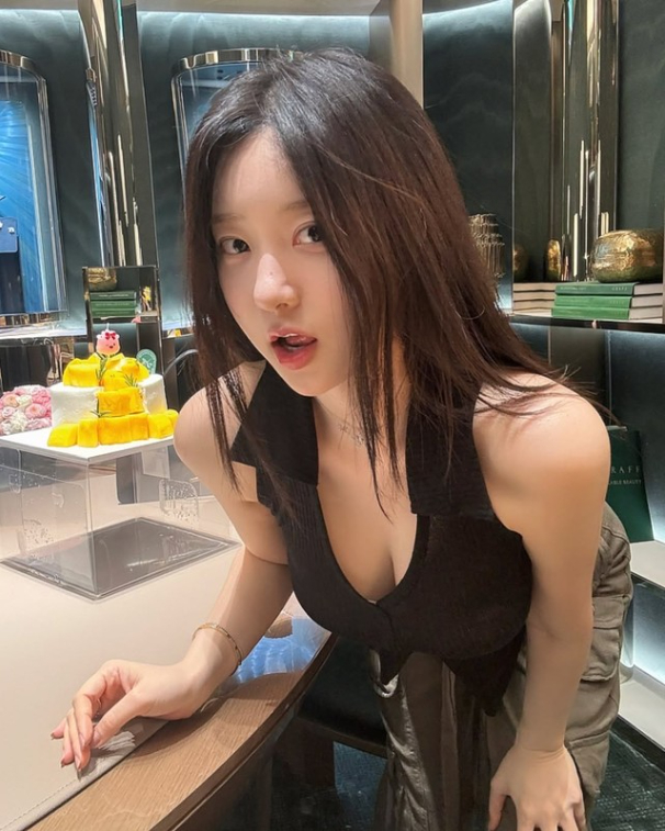 Tiếp tục đu trend người Nhện, hot girl gợi cảm bậc nhất làng game tiếp tục khiến fan 