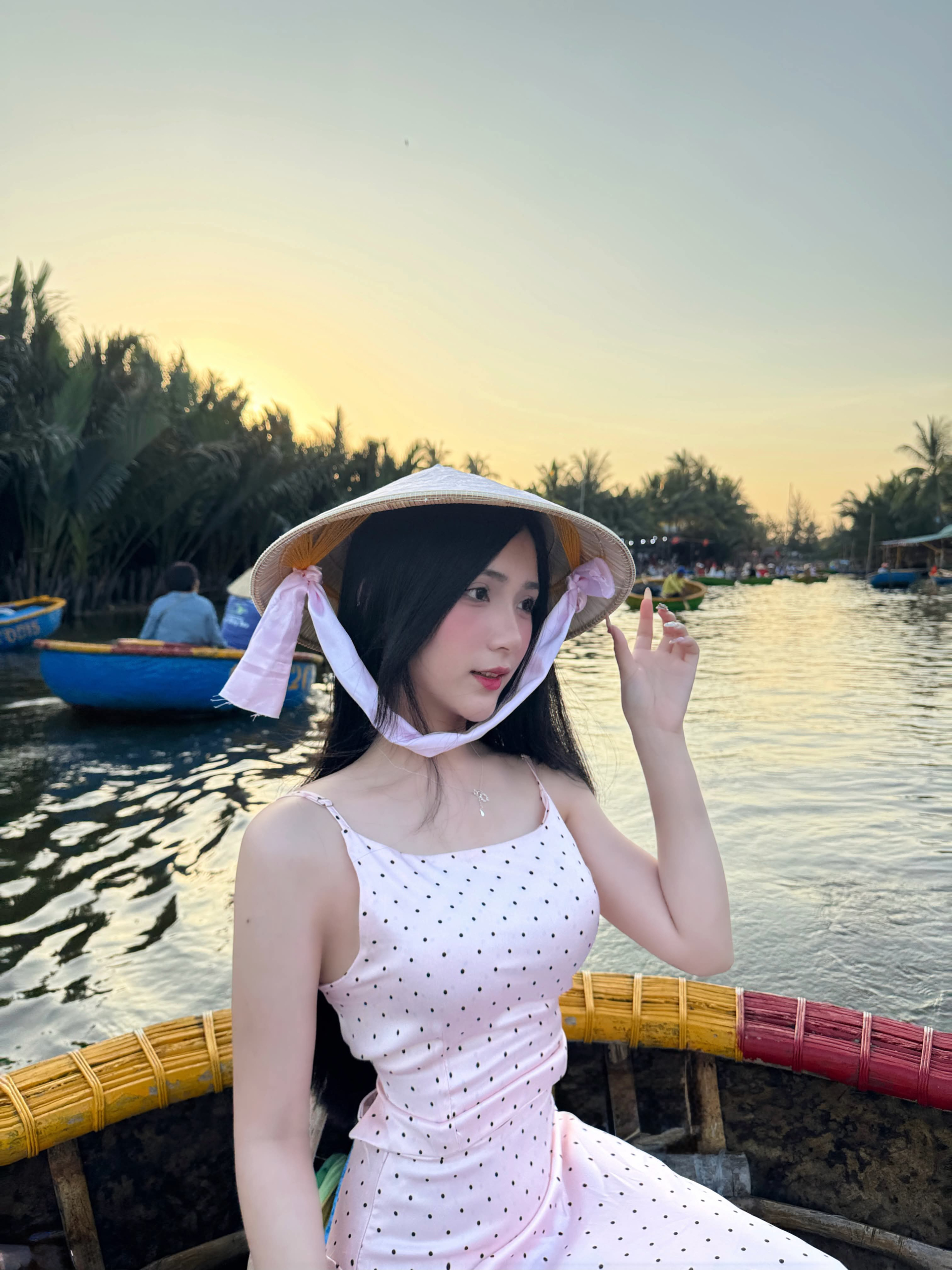Nữ sinh nóng bỏng khoe chiến tích