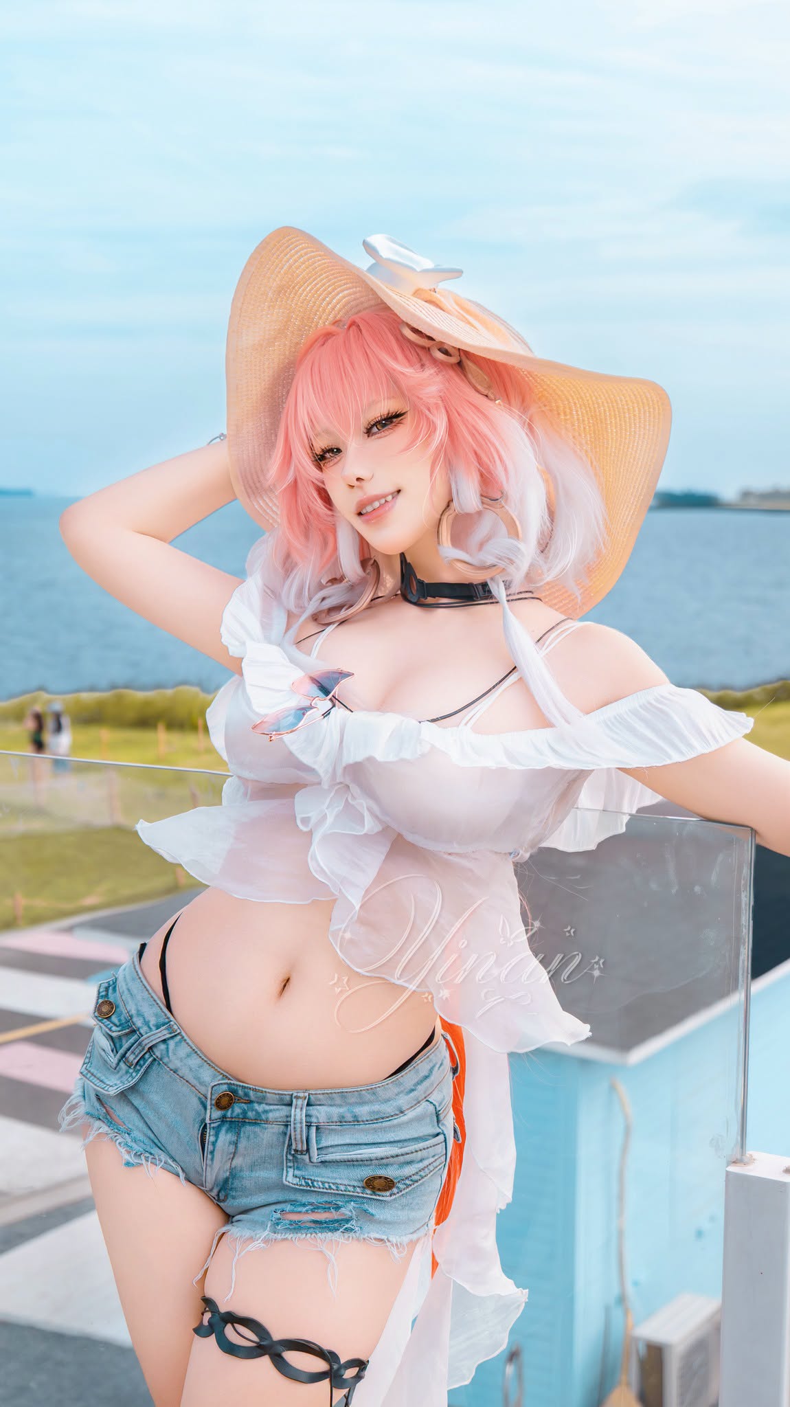 Chiêm ngưỡng nhan sắc của nữ coser 500.000 follow, cứ mỗi lần ra biển là lại khiến CĐM ngây ngất
