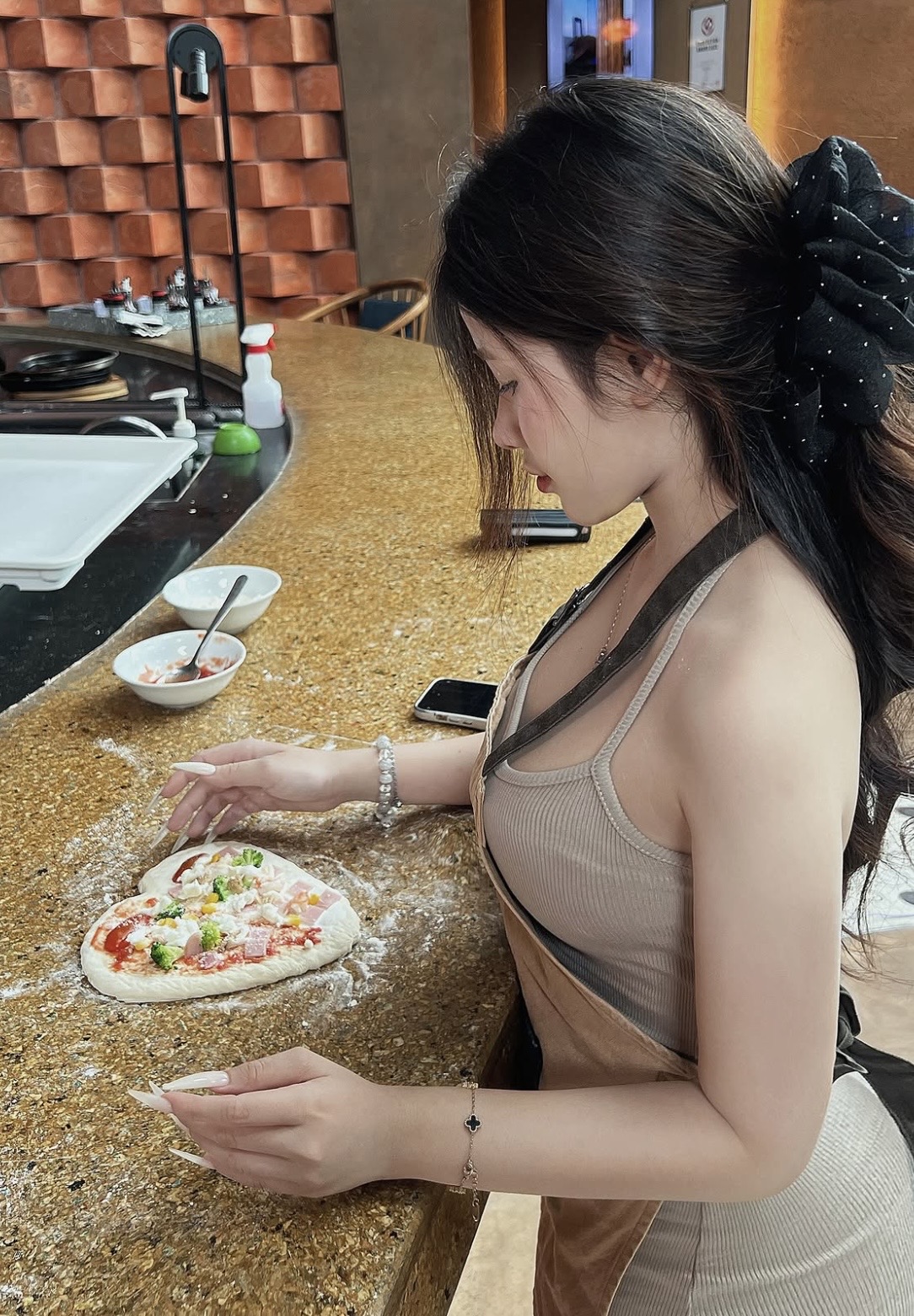 Khoác khăn rằn đi xuồng ba lá,