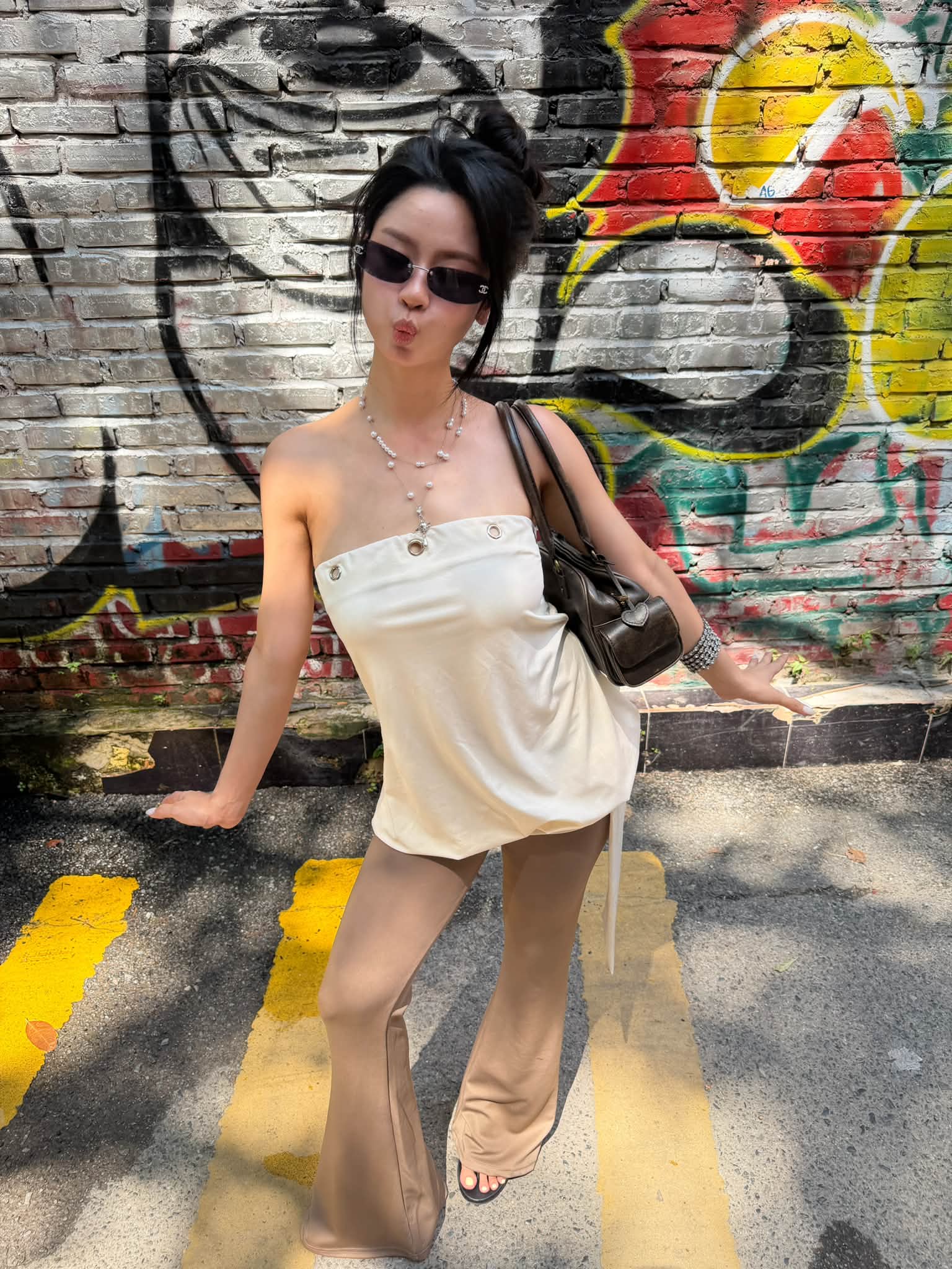 Chỉ lên đồ đi ăn kem, nhan sắc Hàn Hằng cũng 
