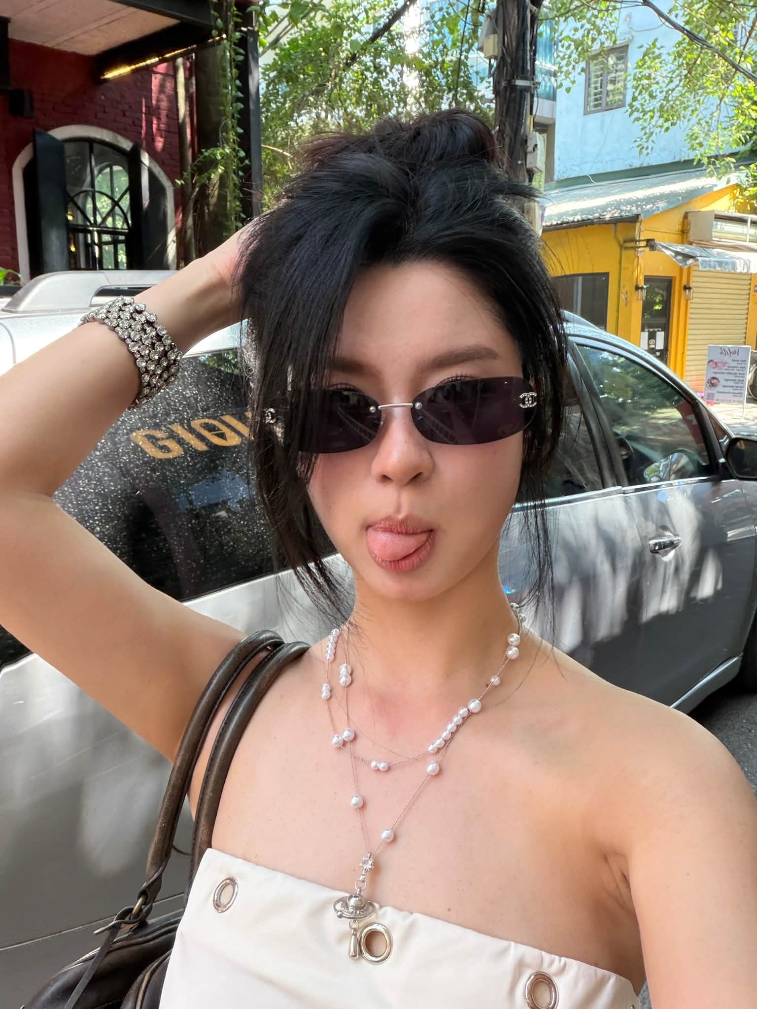 Chỉ lên đồ đi ăn kem, nhan sắc Hàn Hằng cũng 