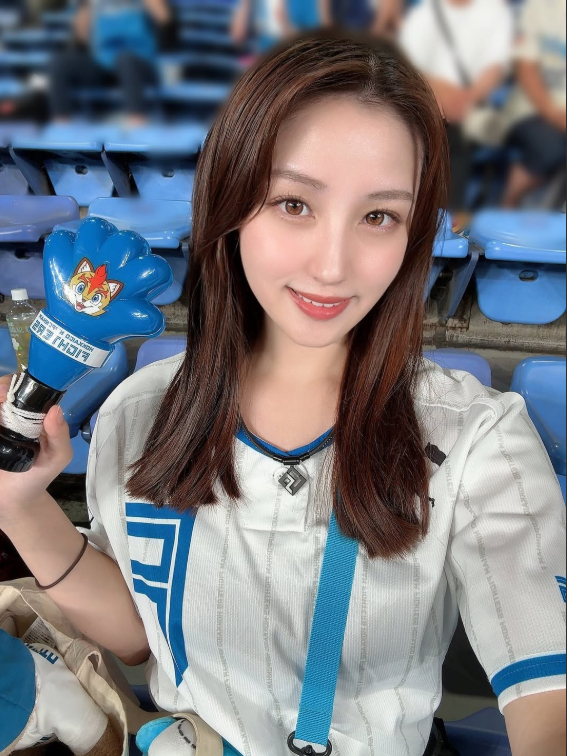 Từng đưa ra quy tắc khắt khe với fan, hot girl nổi tiếng liên tục tung ảnh gợi cảm khiến cộng đồng tranh cãi