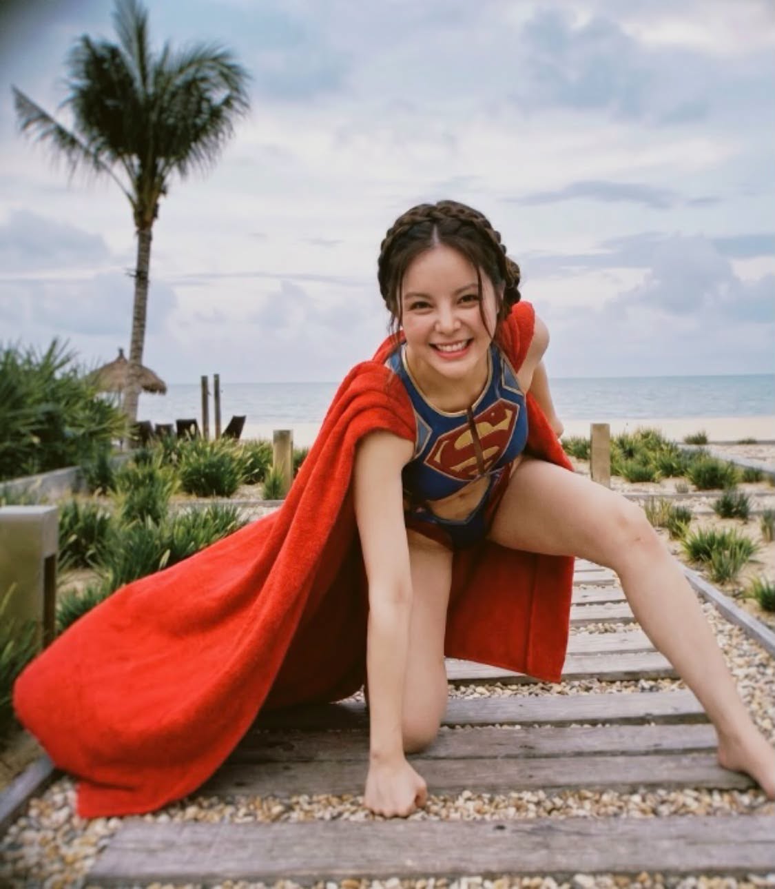 Hết Người Nhện, MXH giờ đây xuất hiện cả... hot girl Siêu Nhân đi tắm biển, tạo dáng!