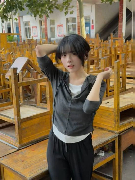 Bị tố lạnh lùng, vô cảm với fan, hot girl xinh đẹp vội đính chính, khẳng định chỉ vì “bệnh nghề nghiệp”