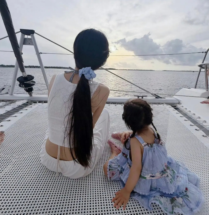 Angelababy khoe dáng ấn tượng trong kỳ nghỉ hè, thật khó để tin đây là vẻ ngoài của độ tuổi U40