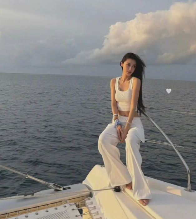 Angelababy khoe dáng ấn tượng trong kỳ nghỉ hè, thật khó để tin đây là vẻ ngoài của độ tuổi U40