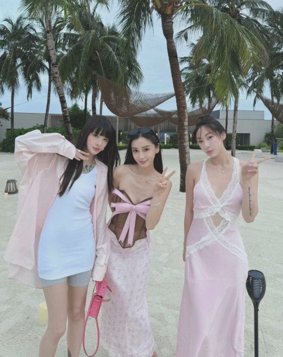 Angelababy khoe dáng ấn tượng trong kỳ nghỉ hè, thật khó để tin đây là vẻ ngoài của độ tuổi U40