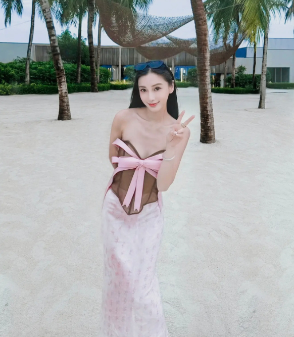 Angelababy khoe dáng ấn tượng trong kỳ nghỉ hè, thật khó để tin đây là vẻ ngoài của độ tuổi U40