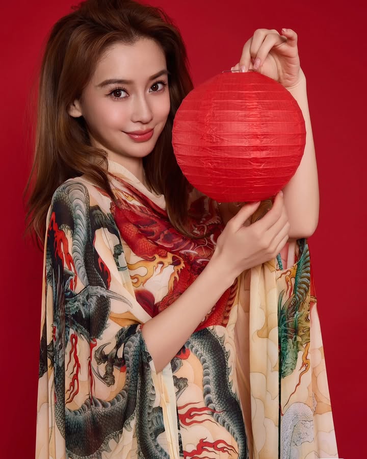 Angelababy khoe dáng ấn tượng trong kỳ nghỉ hè, thật khó để tin đây là vẻ ngoài của độ tuổi U40