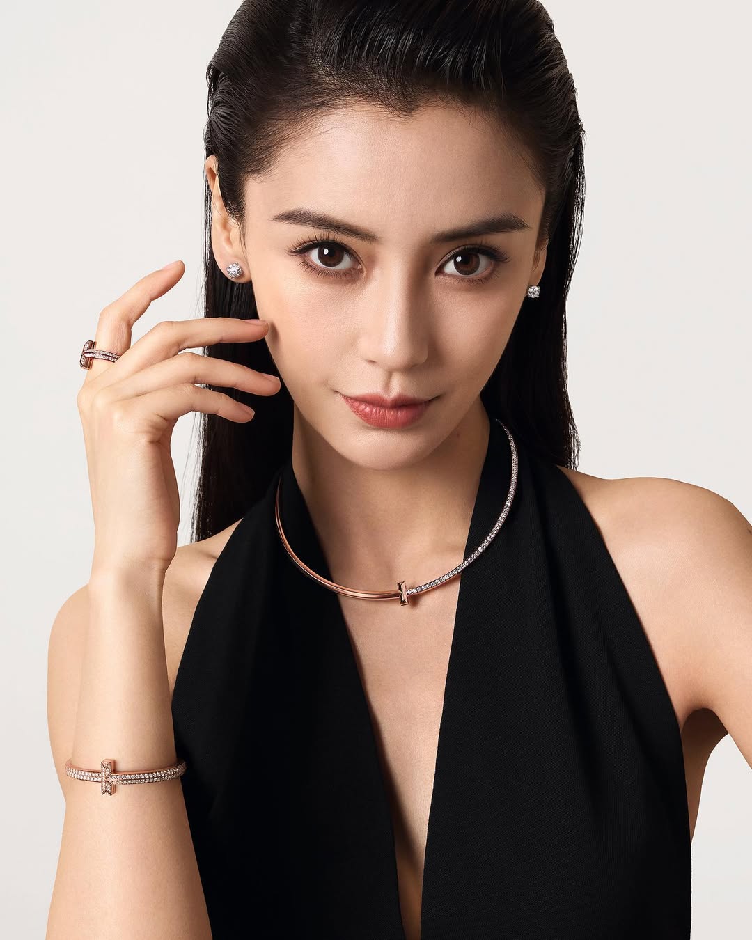 Angelababy khoe dáng ấn tượng trong kỳ nghỉ hè, thật khó để tin đây là vẻ ngoài của độ tuổi U40