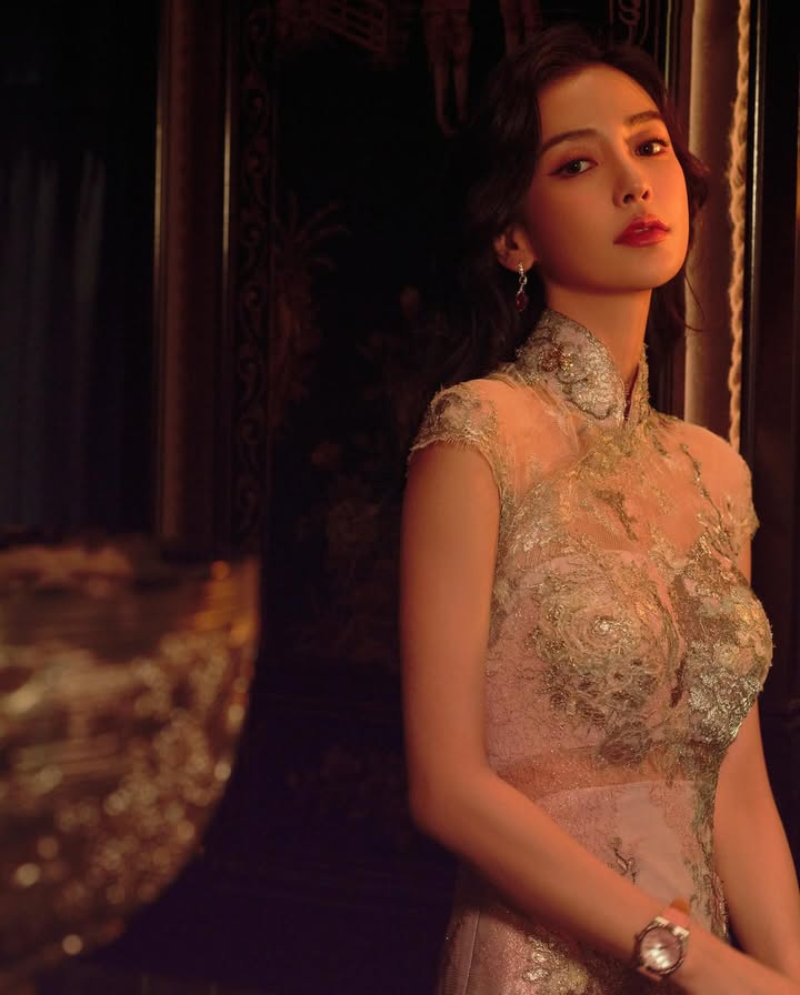 Angelababy khoe dáng ấn tượng trong kỳ nghỉ hè, thật khó để tin đây là vẻ ngoài của độ tuổi U40