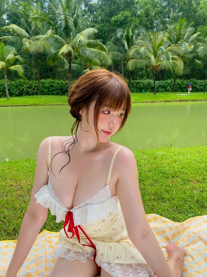 Đi ăn mà cũng đẹp hớp hồn người xem, nữ coser này càng ngày càng được yêu mến