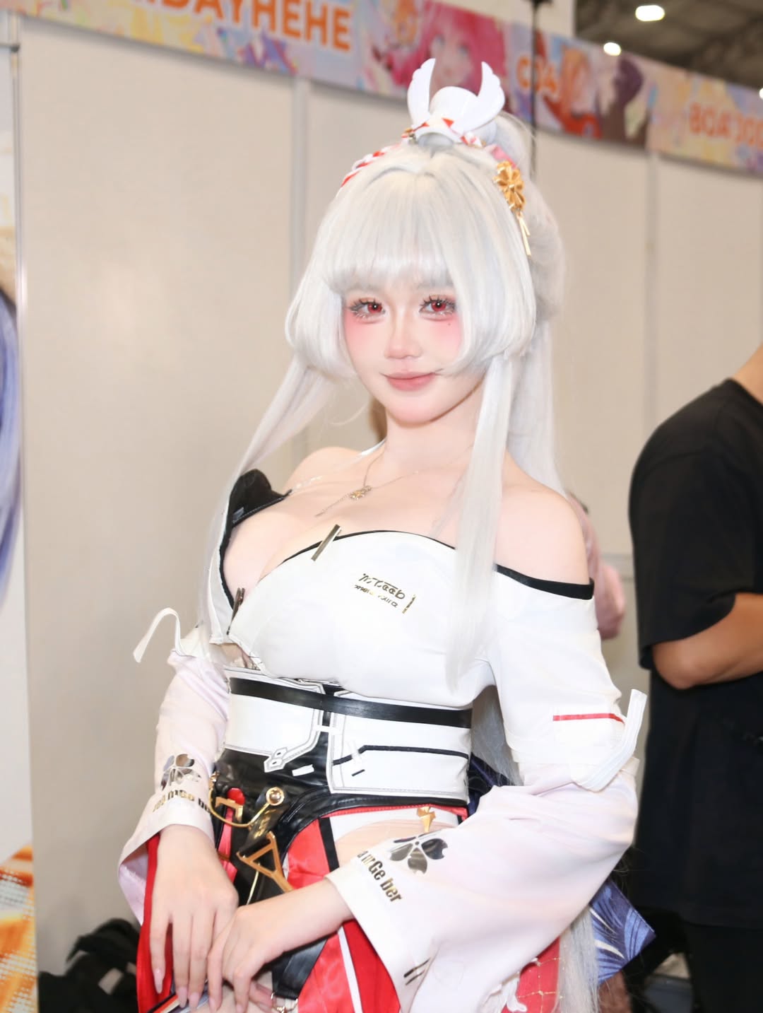 Đi ăn mà cũng đẹp hớp hồn người xem, nữ coser này càng ngày càng được yêu mến