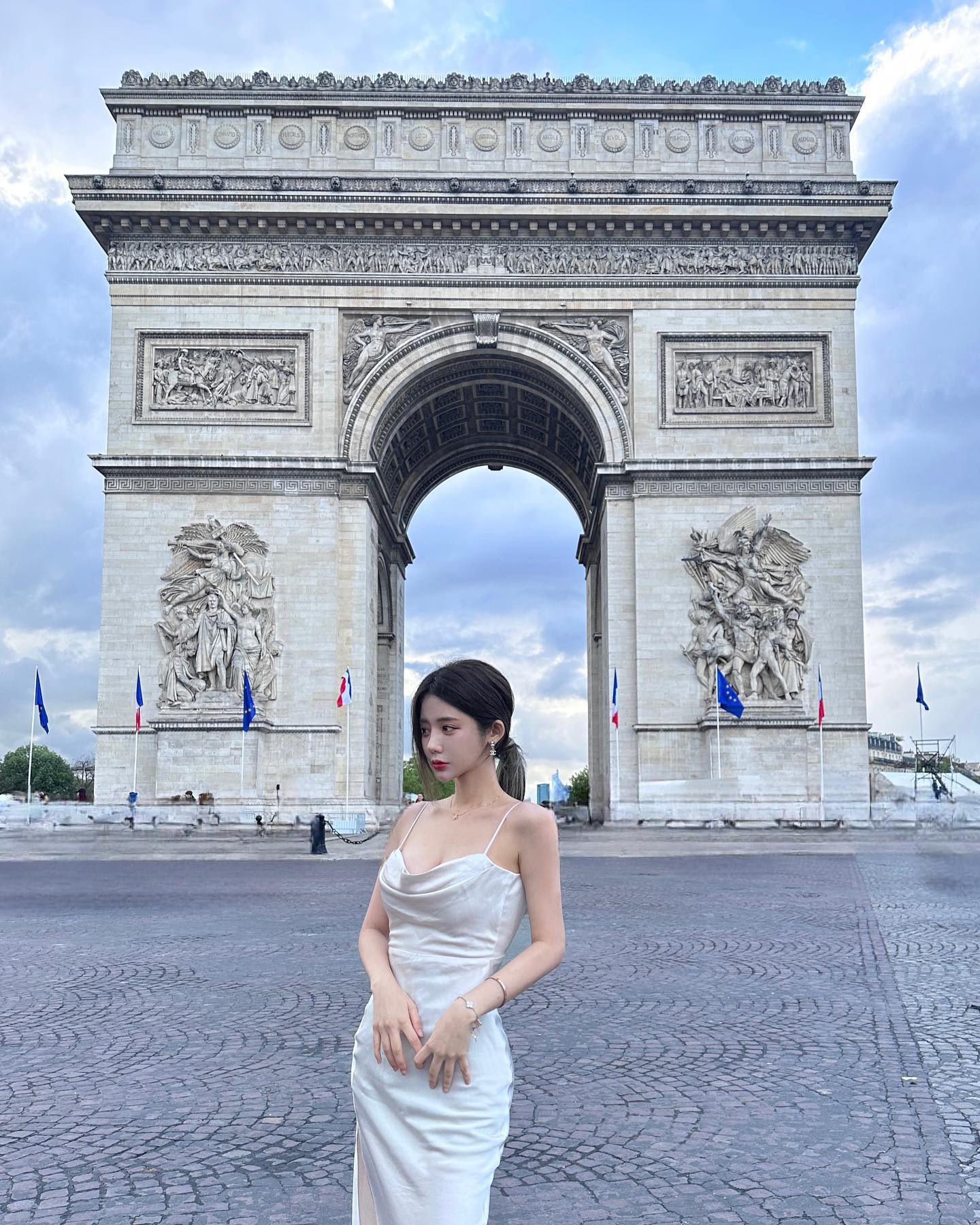 Cùng khám phá thế giới qua ống kính nữ vlogger trăm nghìn follow, nhan sắc rạng ngời và những hành trình xê dịch đầy cảm hứng