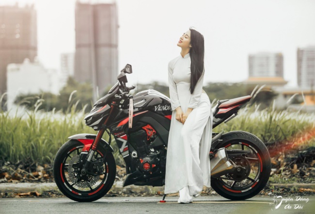 Khó rời mắt khỏi loạt ảnh đón hè đầy quyến rũ của nữ biker đình đám một thời