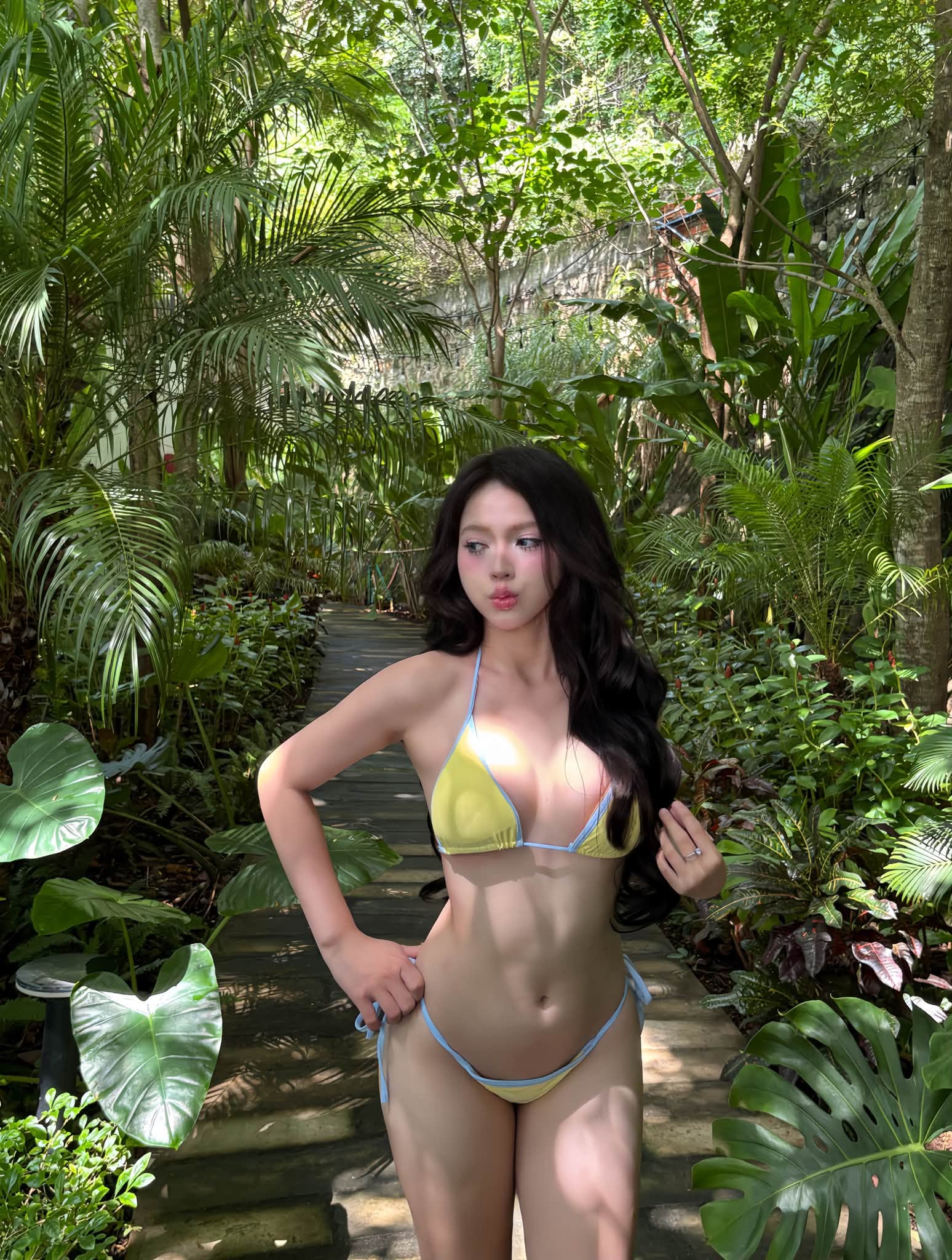 Có cô nàng người yêu hot girl táo bạo như này, bảo sao anh chàng game thủ khiến ai cũng phải ghen tị