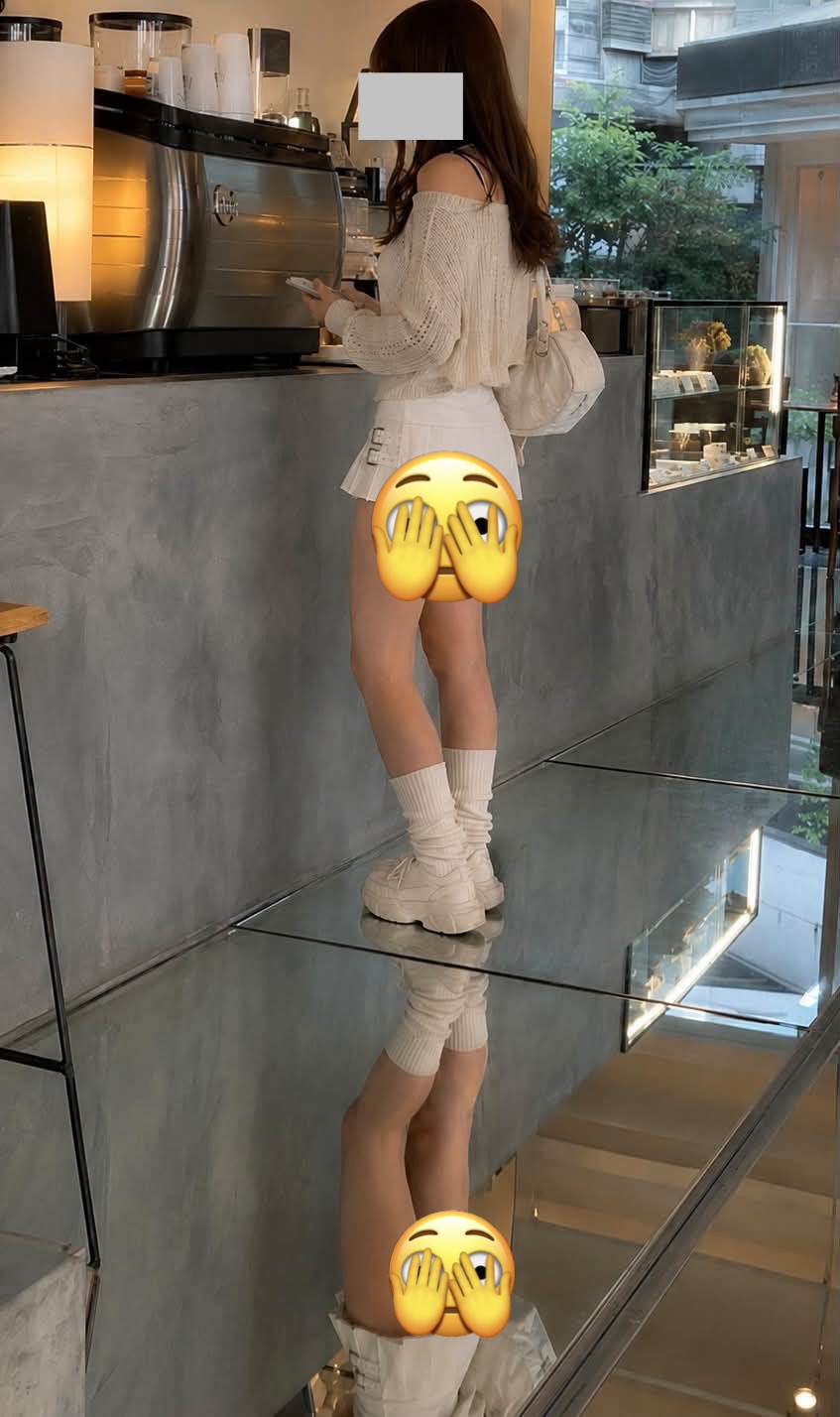 Mặc váy ngắn đi cà phê nhưng gặp sàn nhà bằng gương, cô gái tạo nên tranh cãi
