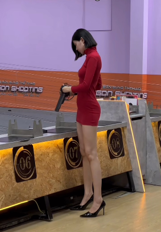 Hoa hậu Việt Nam trổ tài thiện xạ, chưa kịp ngắm đã bắn đổ tim người xem với vóc dáng không thể ấn tượng hơn