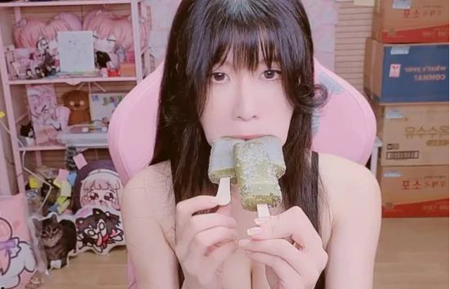 Làm thử thách ngậm kem trên sóng, nữ streamer xinh đẹp gây sốt cộng đồng mạng, bị chỉ trích chiêu trò quá đáng