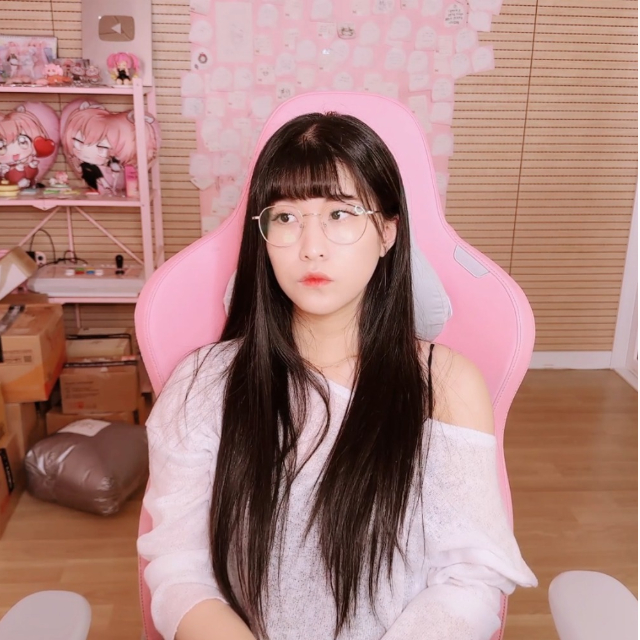 Làm thử thách ngậm kem trên sóng, nữ streamer xinh đẹp gây sốt cộng đồng mạng, bị chỉ trích chiêu trò quá đáng