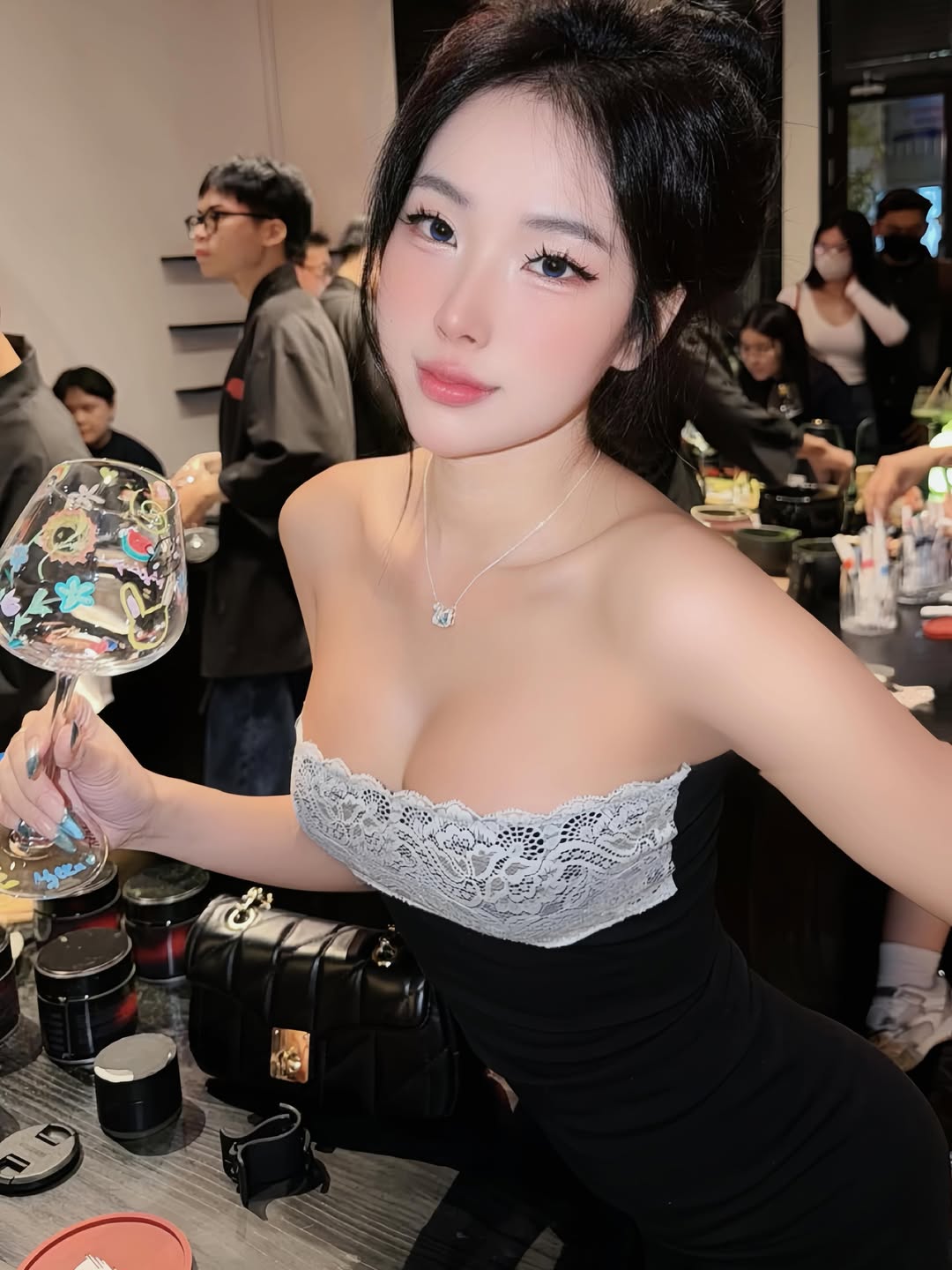 Nhan sắc cuốn hút của nữ TikToker 700.000 follow: Dạo phố, ngồi cafe, hay thậm chí chỉ chụp ảnh trước gương cũng khiến người xem mê mệt